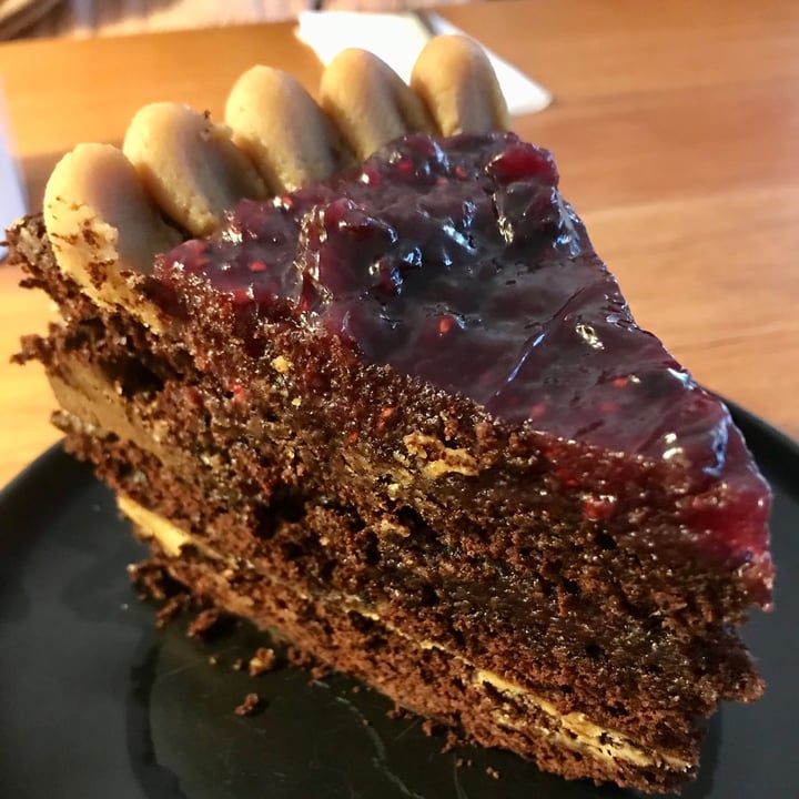 photo of Charola Torta De Chocolate, Pasta De Mani Y Frutos Rojos shared by @aixacabral on  16 Aug 2021 - review