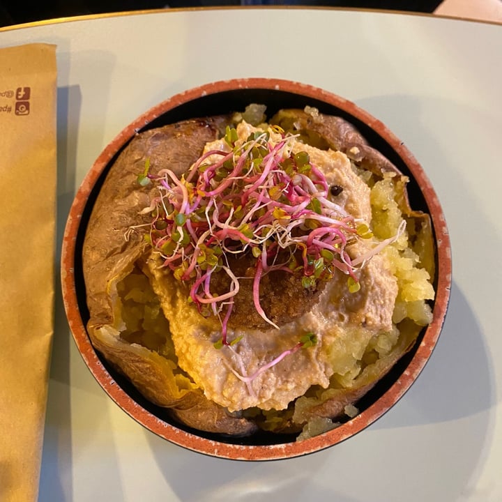 photo of Patataregina patata ripiena con hummus di zucchine shared by @franci56789 on  03 Apr 2022 - review