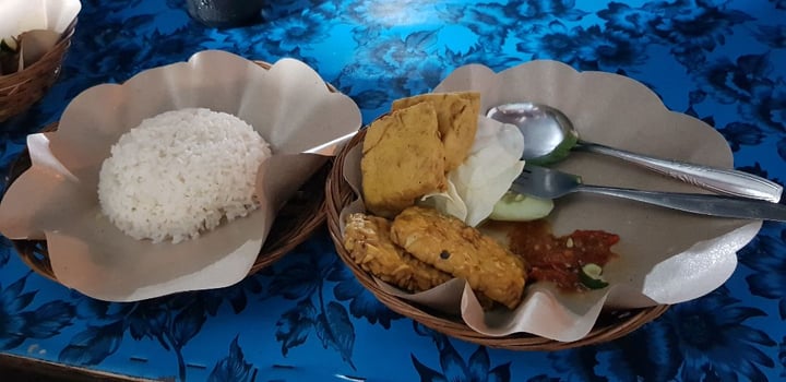 photo of Night Market Tempe And Tofu With Rice, Vegatables And Chili Sauce shared by @boldizsarjenifer on  28 Dec 2019 - review