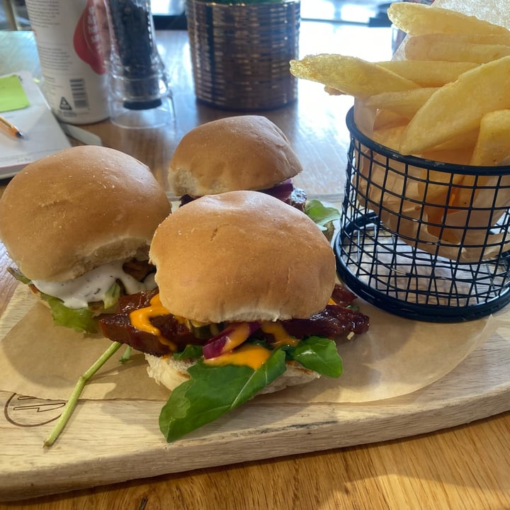 photo of Kaylee's Eatery Trio of sliders shared by @jackyvw on  28 Oct 2022 - review