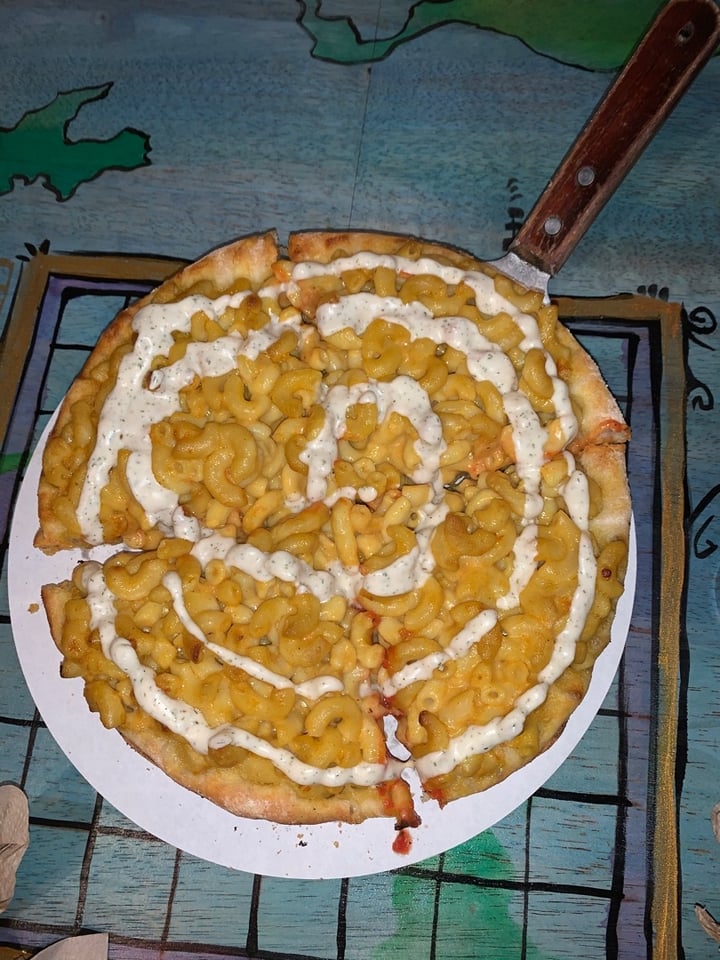 photo of Kitchen 17 Deep Dish Mac & Cheese Pizza shared by @alliemeyer on  31 Mar 2020 - review