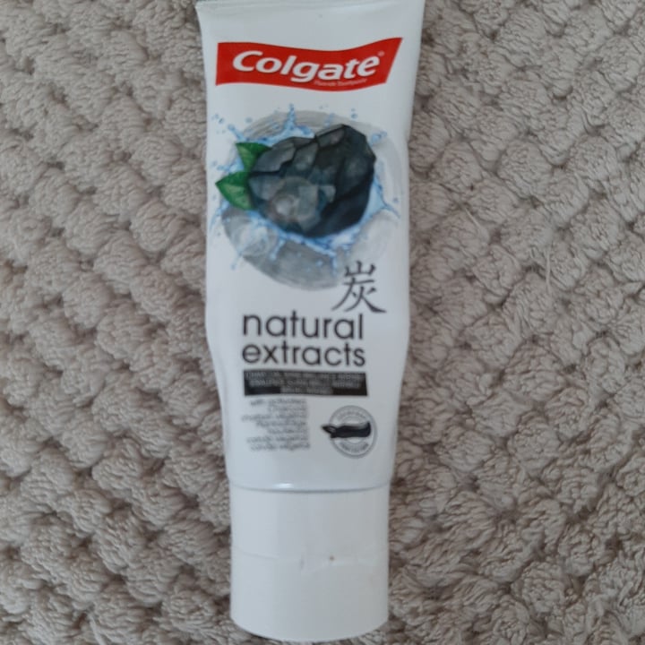 photo of Colgate Natural extracts charbon vegetal shared by @marte on  31 Jul 2021 - review