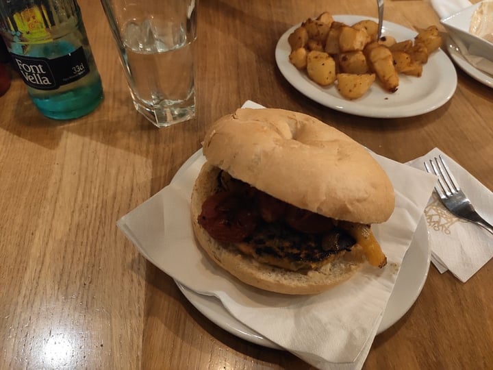 photo of König Barcelona Born Hamburguesa vegetal con humus, tomate cherry y pimiento shared by @belenmaqueda on  19 Jan 2020 - review