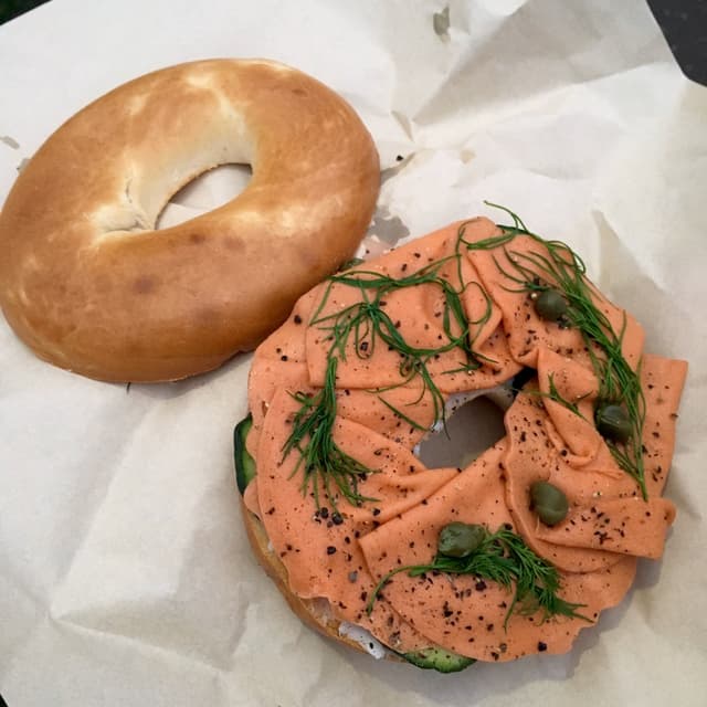 菜肴“Vegan Salmon & Cream Cheese Bagel”的照片
