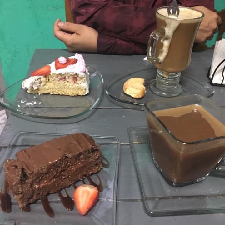 photo of Cafetería Vegana Les Gords Pastel de chocolate y café shared by @mimiceron on  15 Nov 2020 - review