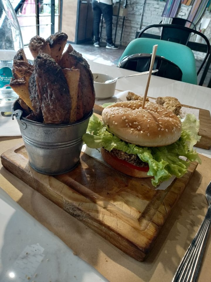 photo of Ubuntu Alimentos Sabios Hamburguesa clásica completa shared by @car0lina22 on  29 Sep 2019 - review