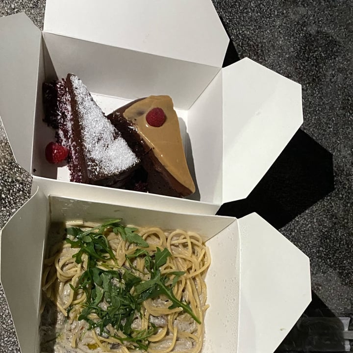 photo of Genius Central Singapore Vegan chocolate mud cake shared by @piggy-egg on  20 Mar 2022 - review