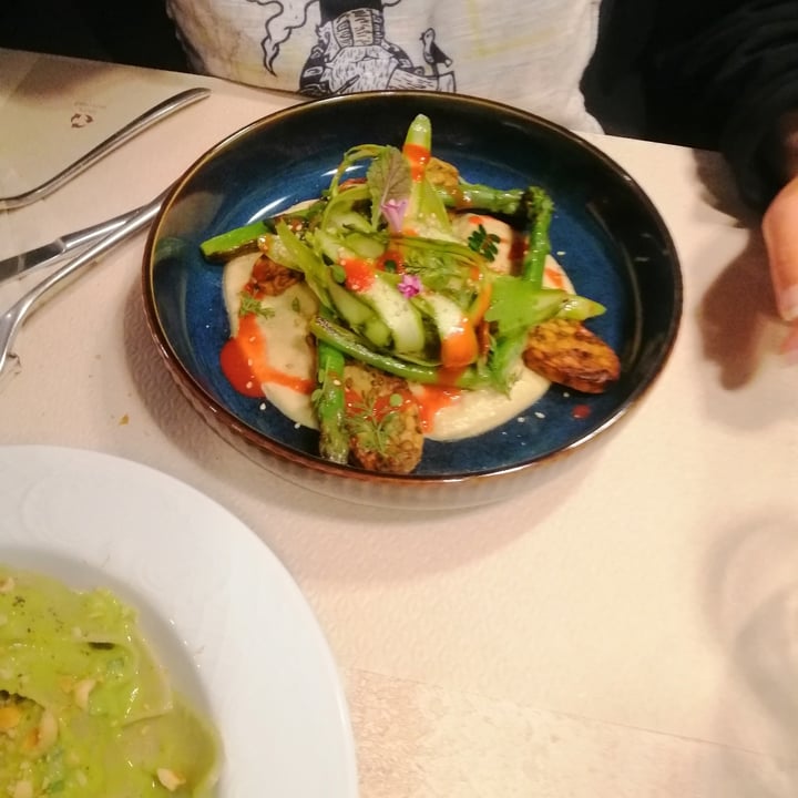 review photo of Sottobosco Bistrot tempeh con crema di ceci, asparagi e fragole shared by @themagator18 on 23 Jun 2022 - review