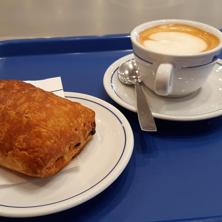 review photo of Bar Atlantic Esselunga Cappuccino di soia e Brioche Vegana shared by @apaolazzi on 15 Apr 2022 - review