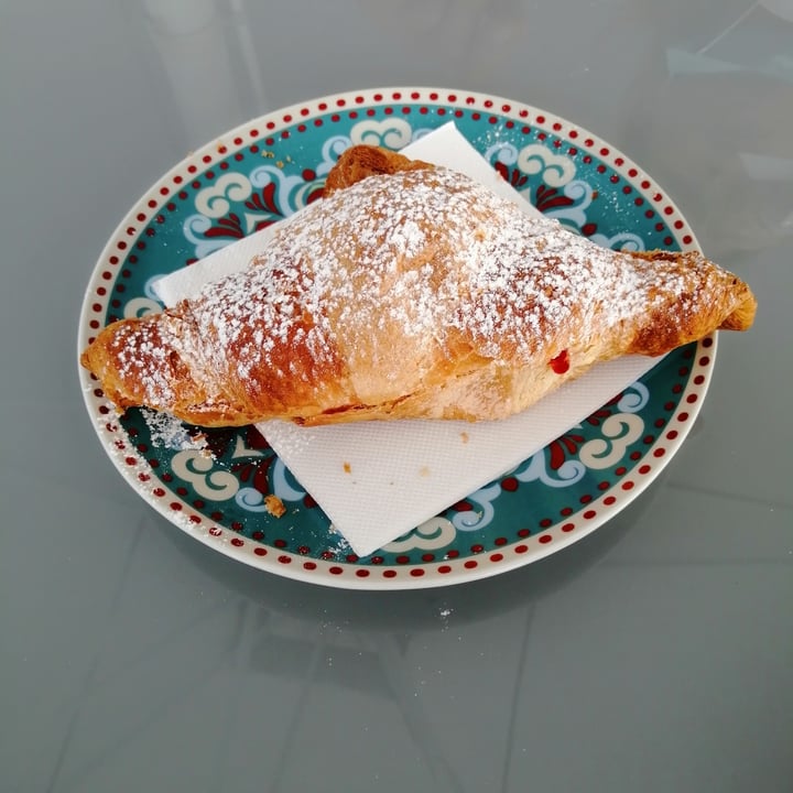 photo of DELI - Coffee & Lunch Croissant con confettura shared by @anthe on  16 Sep 2020 - review