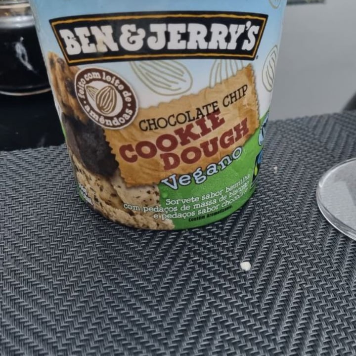 photo of Ben & Jerry's Chocolate Chip Cookie Dough Chunks Snackable Dough shared by @euvivoparacomer on  25 Dec 2021 - review