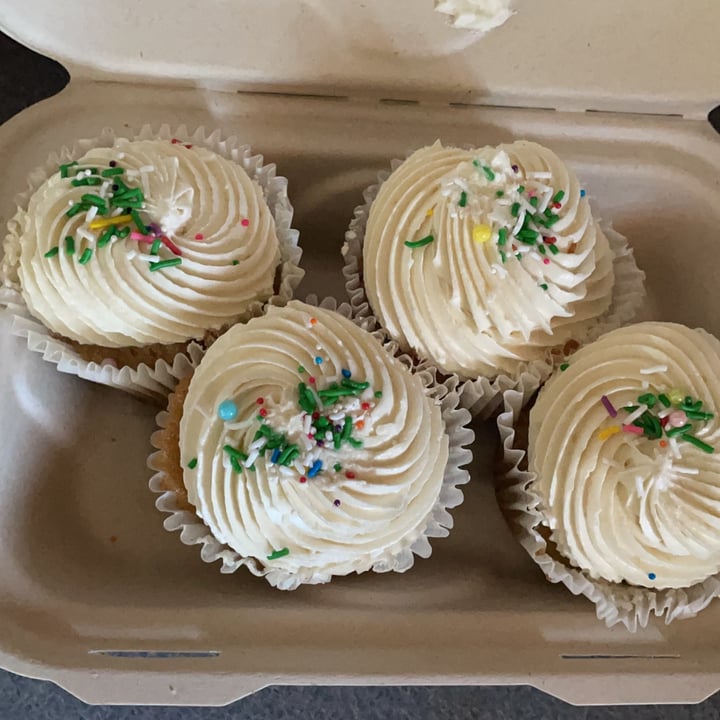 photo of Cleveland Vegan Vanilla cupcakes shared by @cybergata on  17 Mar 2021 - review