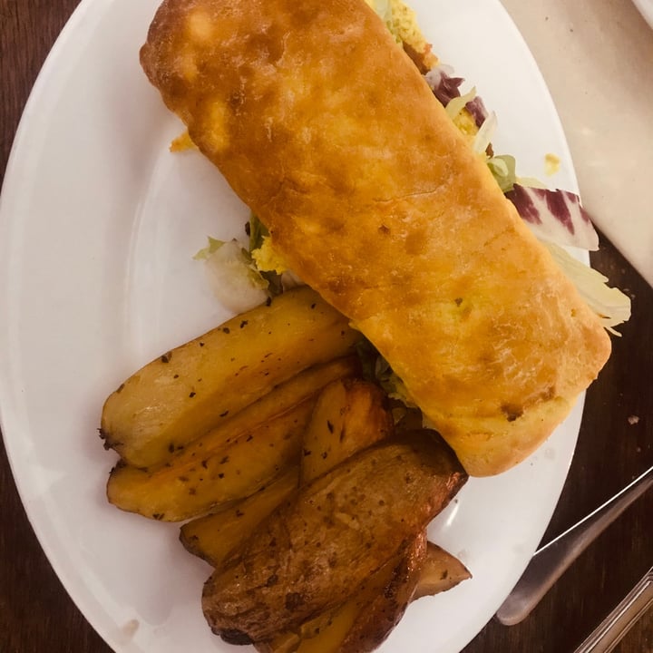 review photo of Artemisia Sandwich de albóndigas shared by @emiliaplazaperez on 12 Mar 2021 - review