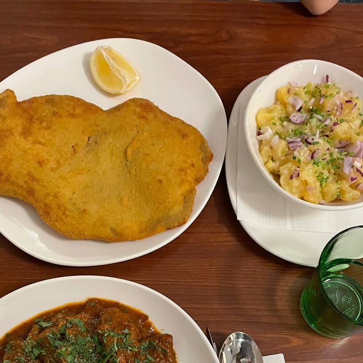 review photo of Velani Wiener Schnitzel mit Kartoffelsalat shared by @francescamavilio on 08 May 2022 - review