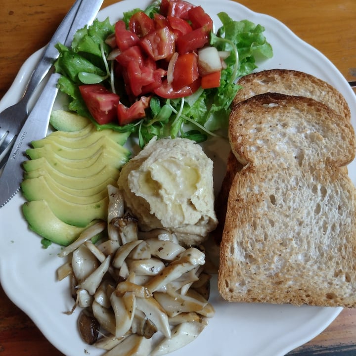 photo of Om Garden Cafe Toast with Hummus, Avocado, Mushrooms and Tomato Salad shared by @felice on  26 Oct 2021 - review