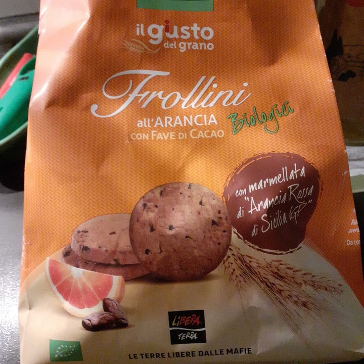 photo of Libera Terra Frollini all’arancia con Fave Di Cacao shared by @bruttoanatroccolo on  21 Mar 2022 - review