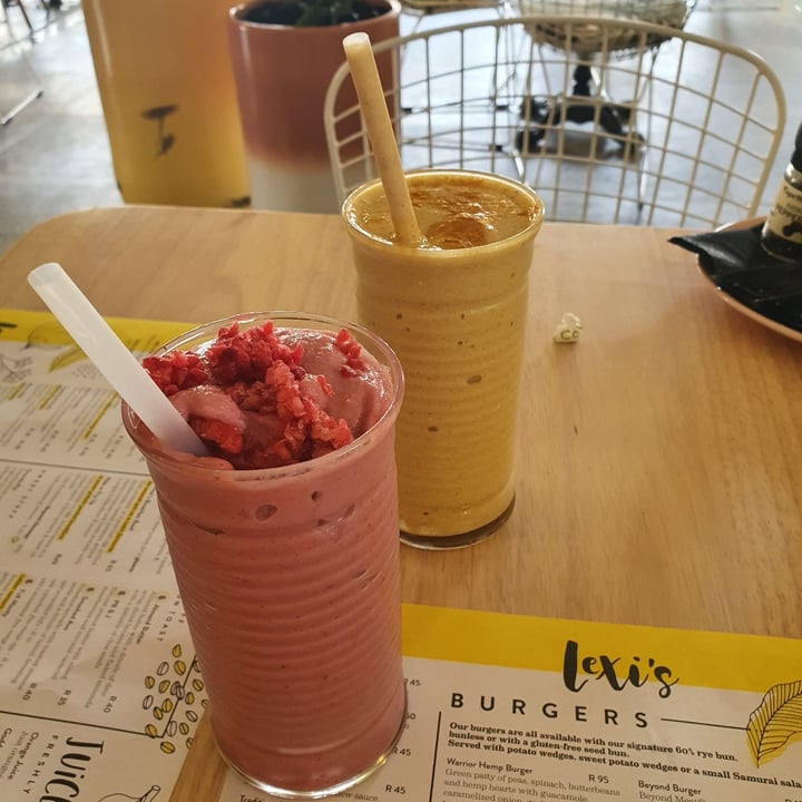 review photo of Lexi's Healthy Eatery Activated Charcoal Burger shared by @rozaanfichardt on 03 Oct 2020 - review