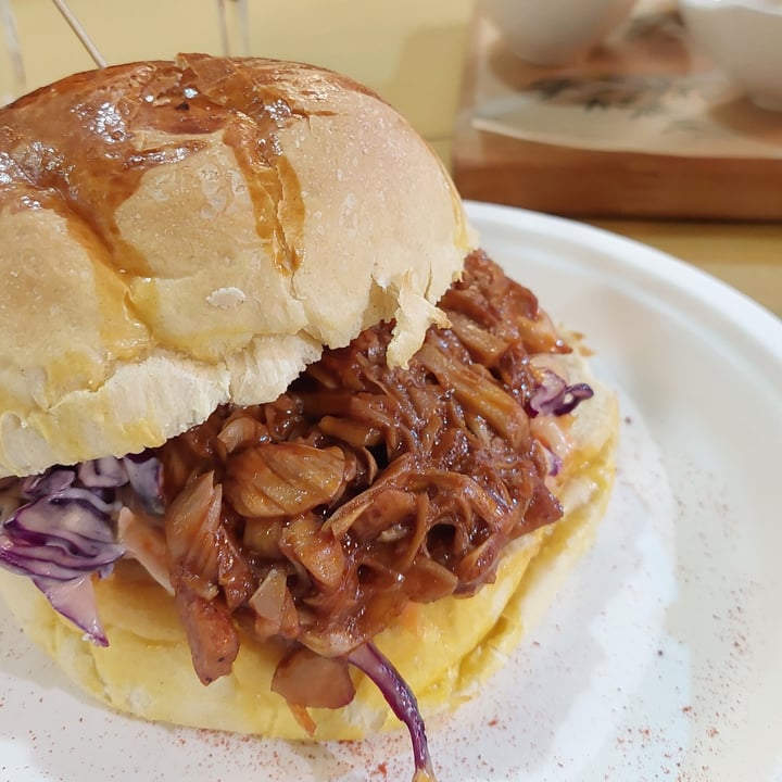photo of Al Vinelli Modena Vegan Pulled Pork Burger shared by @kitchenhugbymimi on  07 Dec 2021 - review