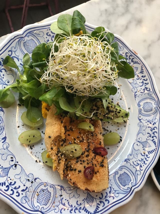 菜肴“Humus Avocado tostada con Pan De Remolacha”的照片