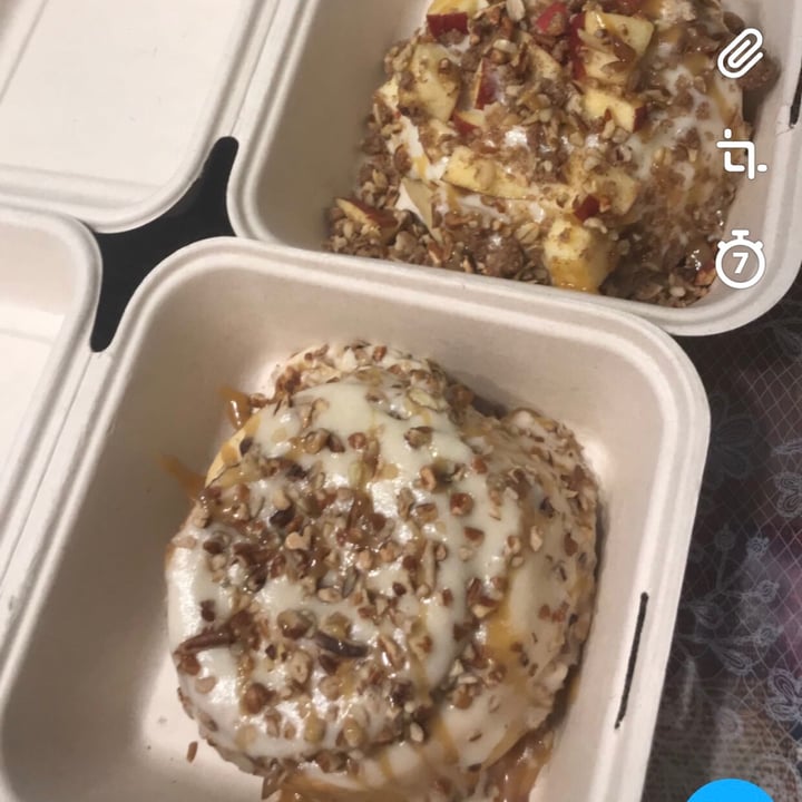 photo of Cinnaholic Caramel Apple pie Cinnamon Roll shared by @angiec463 on  25 Aug 2021 - review
