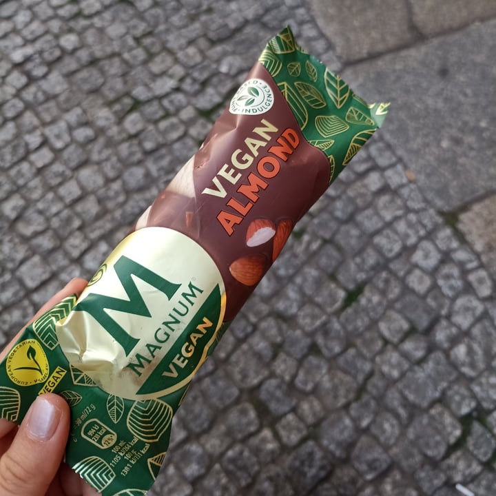 photo of Magnum Magnum Vegan Almond shared by @chiara22 on  10 Aug 2022 - review