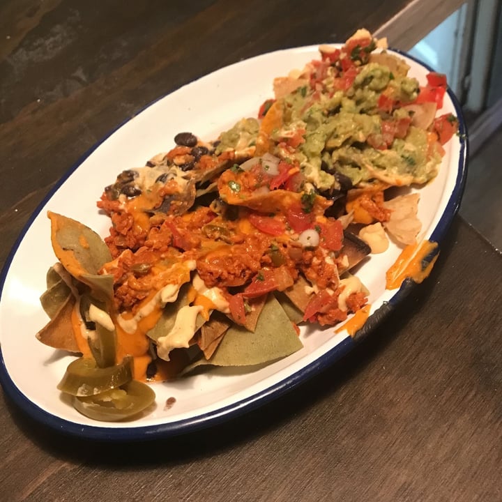 photo of Monchito Nachos con Chile carne y queso cheddar shared by @juliprisma on  31 Oct 2021 - review