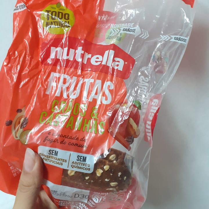 photo of Nutrella Pão frutas grãos e castanhas shared by @lorenaavegana on  19 May 2022 - review