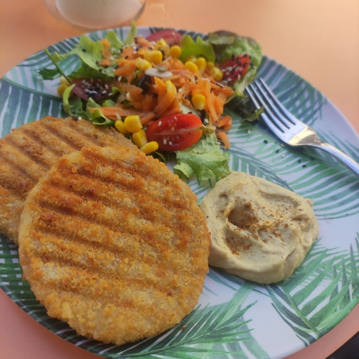 photo of Roots Tenerife Filetes veganos con ensalada y hummus shared by @reila17 on  05 Nov 2022 - review