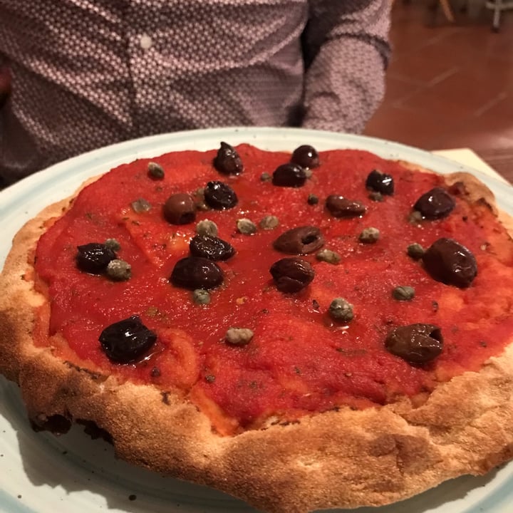 photo of Brick Lane pizza pomidoro, olive e capperi shared by @nuritveg13 on  30 Apr 2022 - review