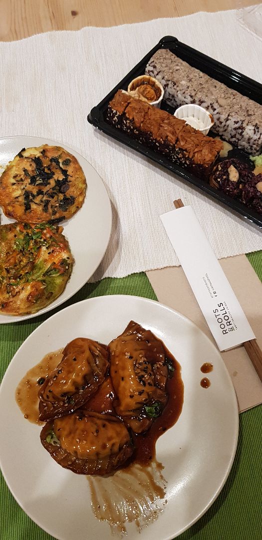 photo of Roots & Rolls Gyozas shared by @florgs on  09 Dec 2019 - review