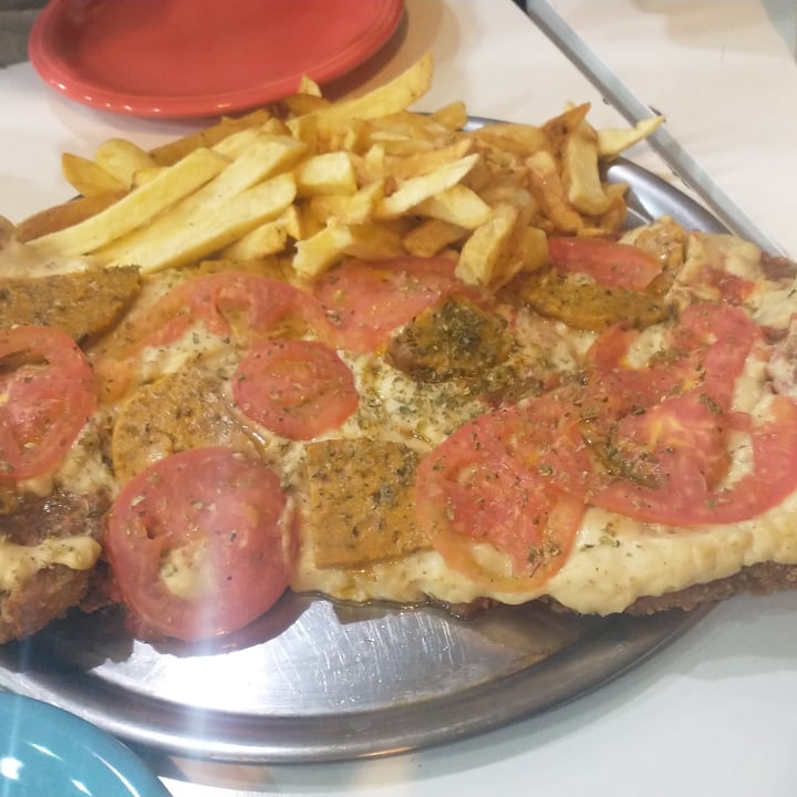 review photo of Loving Hut Microcentro Milanesa napolitana con papas fritas shared by @unpatomas on 03 Nov 2021 - review