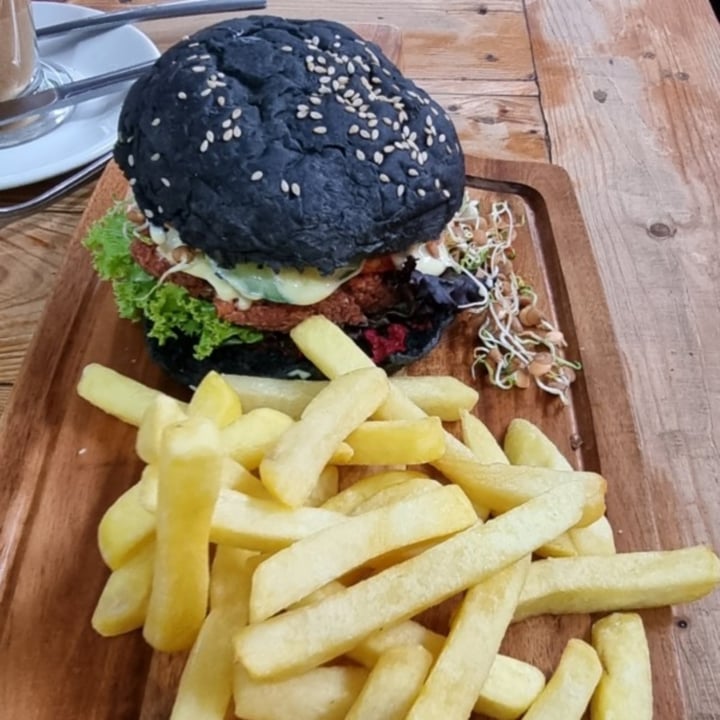 photo of Ubuntu Ground Cafe Vegan Moon Burger shared by @livingkindly on  07 Jun 2022 - review