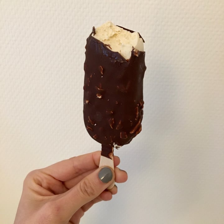 photo of Magnum Magnum Vegan Almond shared by @taz on  20 Feb 2022 - review
