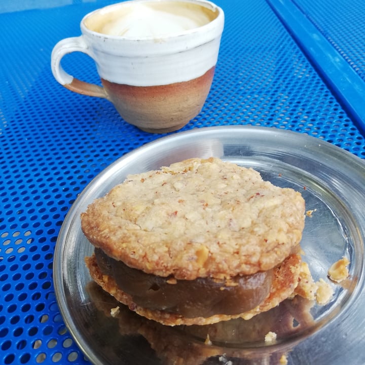 photo of Molina Panadería Café Alfajor De Dulce De Leche De Almendras shared by @carolinacurci on  15 Nov 2022 - review