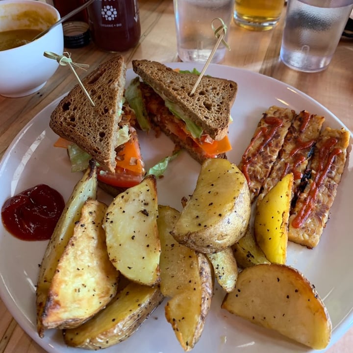 photo of Lettuce Love Cafe Oakville BLAT shared by @madisonlepp on  31 May 2021 - review