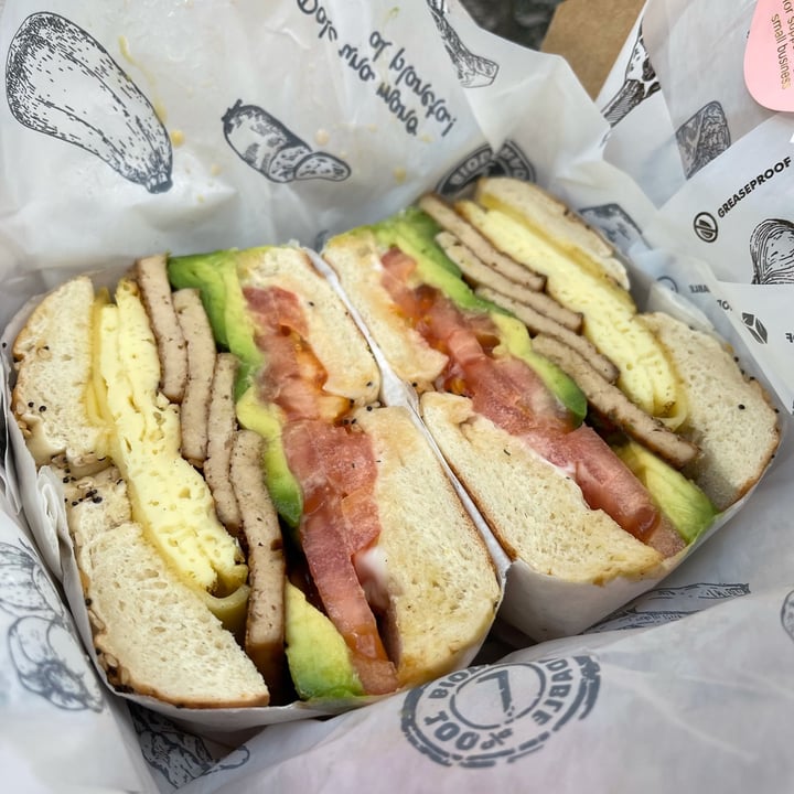 photo of UT47 Manhattan Vegan tofu bacon and vegan egg, avocado, tomato, and chao cheese bagel shared by @trinakm on  06 Nov 2021 - review
