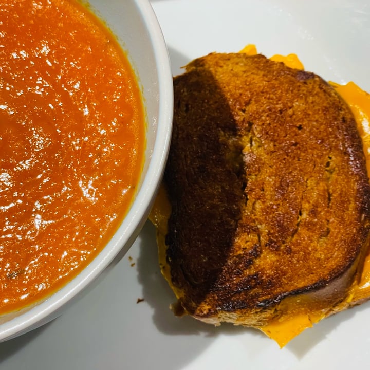 review photo of Violife Cheddar Slices shared by @theveganlifeza on 18 Jul 2022 - review
