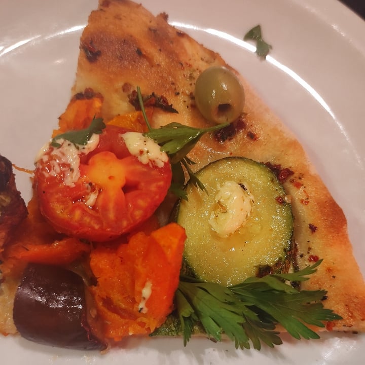 photo of Almacén de Pizzas Pizza vegana con vegetales asados shared by @noeschulz on  01 Mar 2022 - review