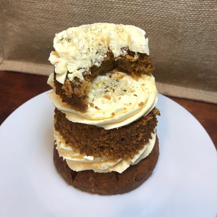 photo of Dolce Bakery Carrot Cake shared by @upmyeco on  13 Oct 2020 - review