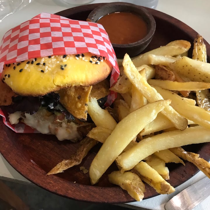 review photo of Wara espacio saludable Hamburguesa Fridda Khalo shared by @xiara on 09 Feb 2021 - review