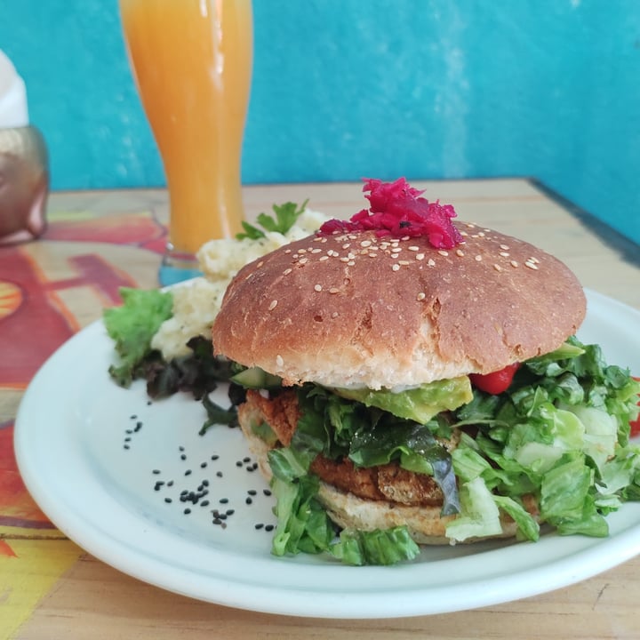 photo of Vegan21 Rooftop Restaurante vegano San Miguel de Allende Hamburguesa De Garbanzos shared by @nelly19 on  07 Aug 2021 - review