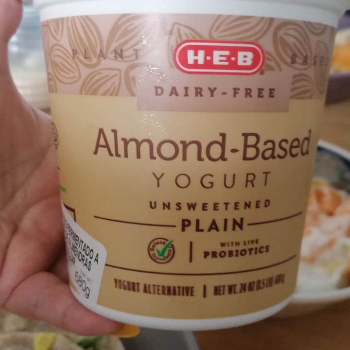 photo of HEB yogurt almond-based unsweetened shared by @raquelochoa on  27 Nov 2022 - review