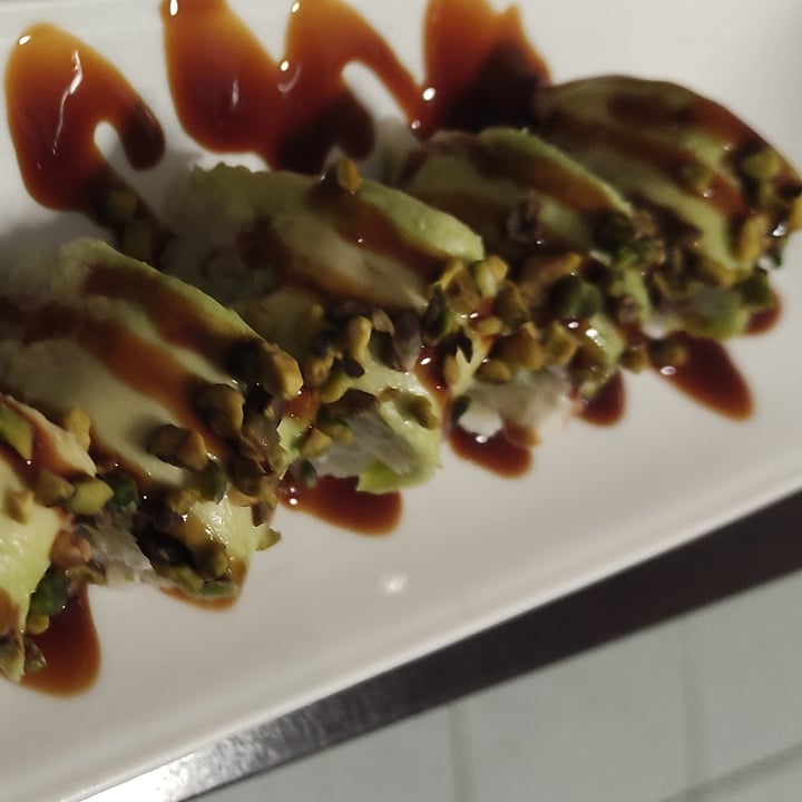 photo of Asia Fusion Sushi Vegan Cheese Roll Con Pistacchio shared by @bluekosmos on  09 Nov 2022 - review