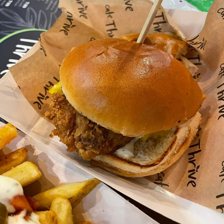 photo of Cafe Thrive Fried ‘Chicken’ Burger shared by @militantvegan on  26 Nov 2022 - review