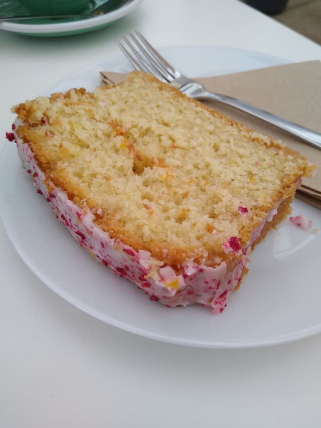菜肴“Lemon drizzle Cake”的照片
