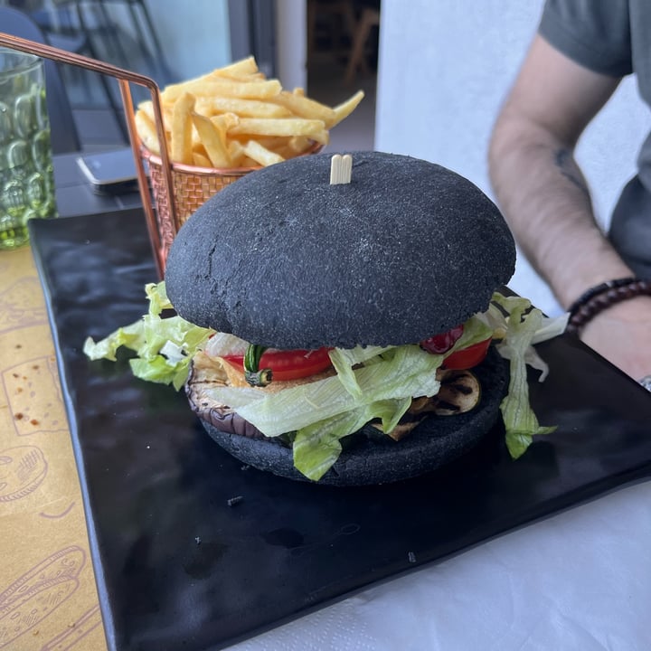 photo of Dano’ mediterraneo burger shared by @valed on  03 Aug 2022 - review