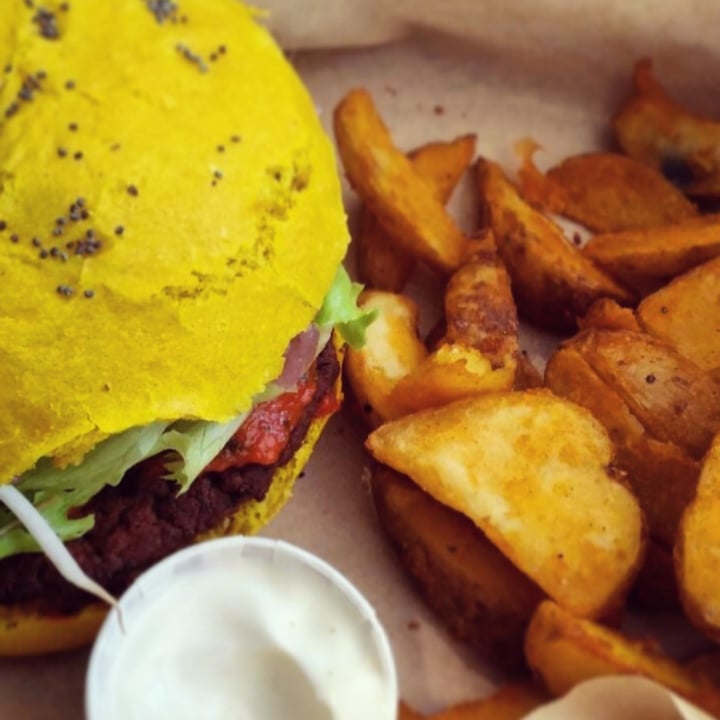 review photo of Flower Burger Funky Cecio shared by @alicevanbee on 27 Aug 2022 - review