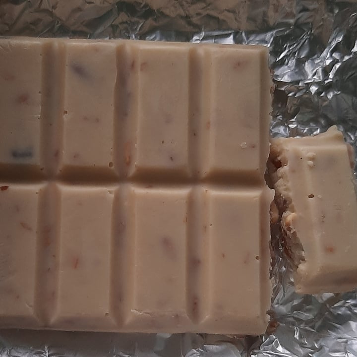 photo of Noble Field Apple Pie White Chocolate With Apple Pieces, Crumbs and Raisins shared by @awolffstale on  11 Mar 2022 - review