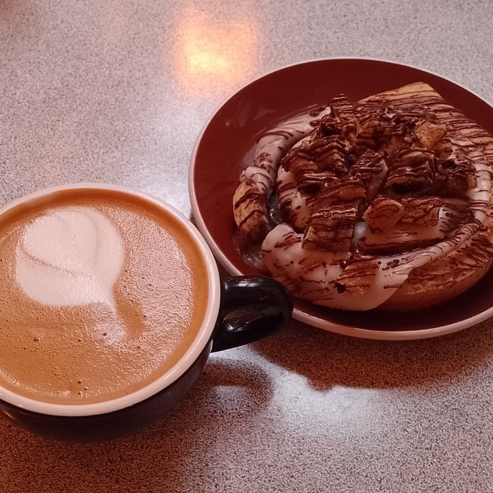 photo of Angéla - Deli & Coffee Cappuccino + roll de canela y chocolate shared by @emmijfox on  23 Jul 2022 - review