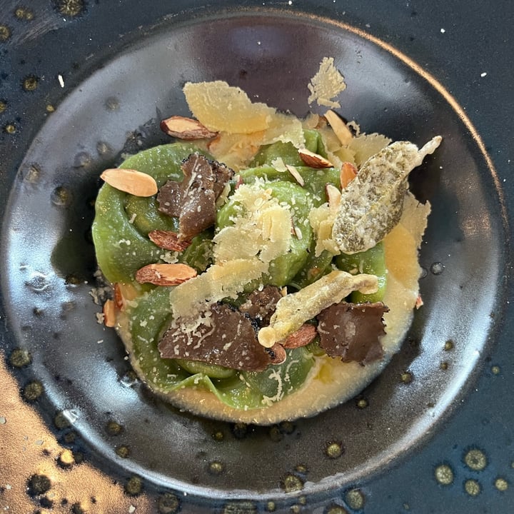 review photo of Romeow Cat Bistrot Tortelli ripieni di funghi finferli su crema di patate al tartufo, croccante di mandorle salate e salvia fritta shared by @usmile16 on 02 Apr 2022 - review